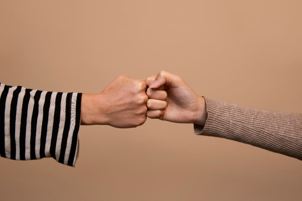 image représentant un check entre deux personnes